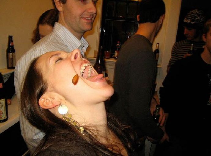 Девушки ловят ртом еду