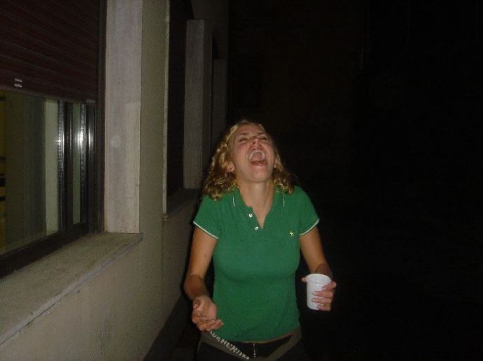 Девушки ловят ртом еду