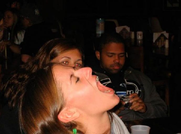 Девушки ловят ртом еду