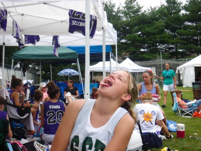 Девушки ловят ртом еду