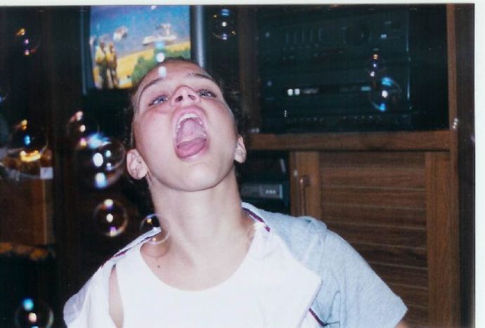 Девушки ловят ртом еду