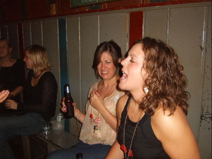 Девушки ловят ртом еду