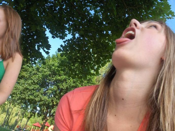 Девушки ловят ртом еду