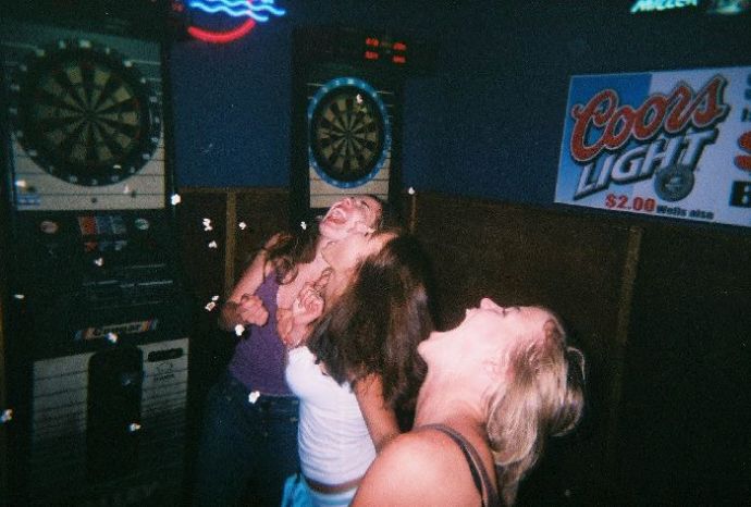 Девушки ловят ртом еду