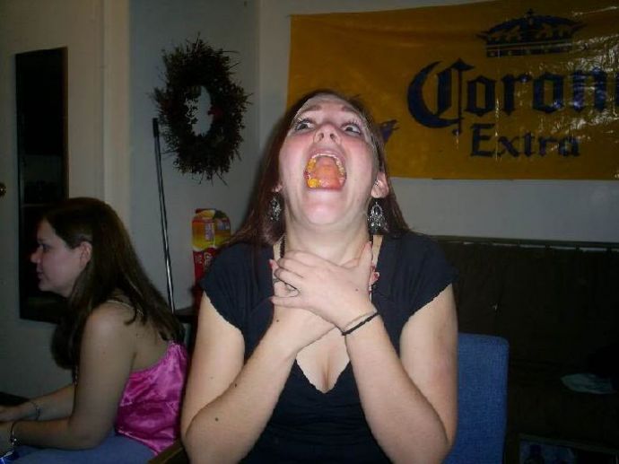 Девушки ловят ртом еду