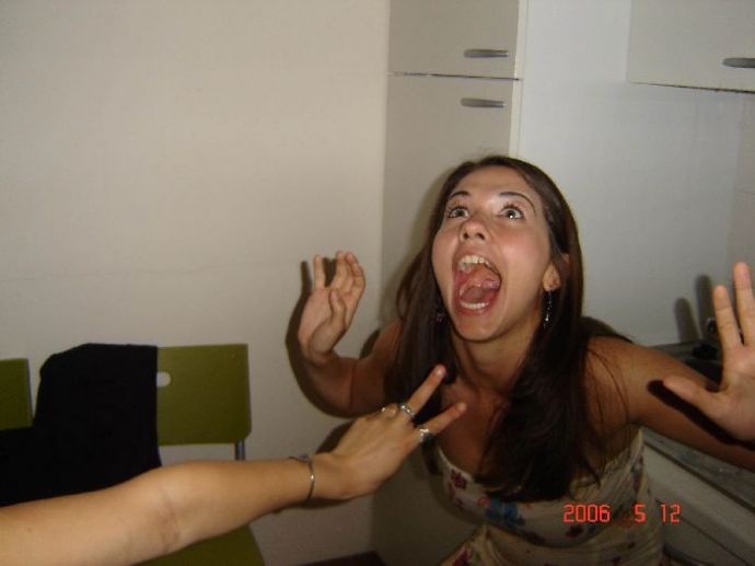 Девушки ловят ртом еду