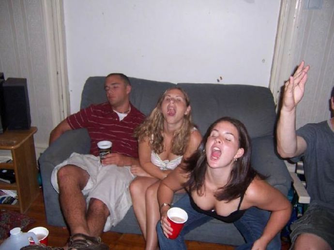 Девушки ловят ртом еду