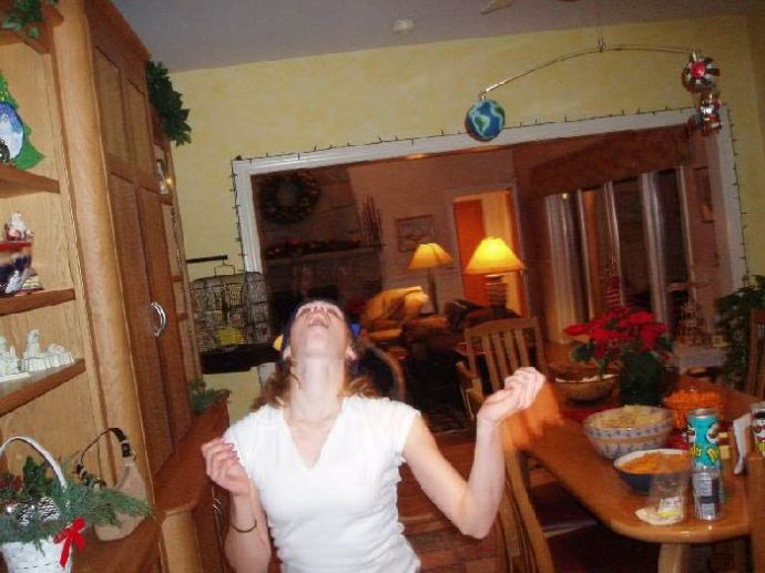 Девушки ловят ртом еду