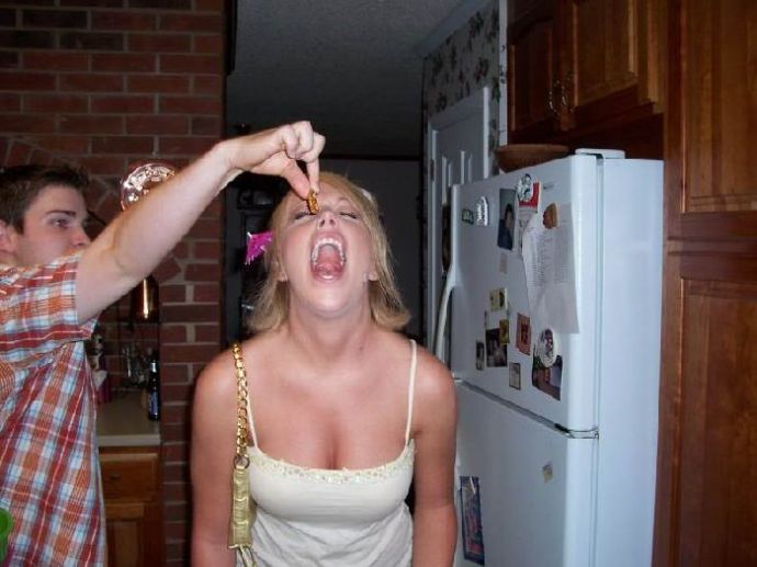 Девушки ловят ртом еду