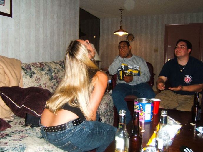 Девушки ловят ртом еду