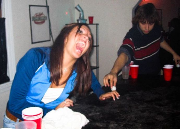 Девушки ловят ртом еду