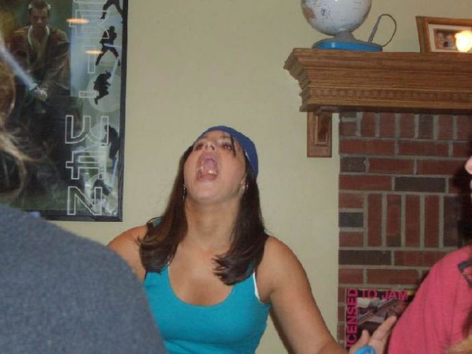 Девушки ловят ртом еду