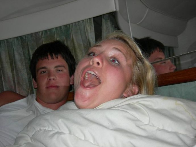 Девушки ловят ртом еду