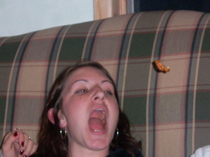 Девушки ловят ртом еду