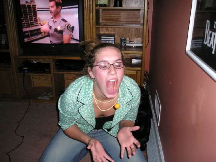 Девушки ловят ртом еду