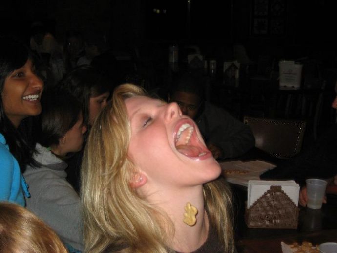 Девушки ловят ртом еду