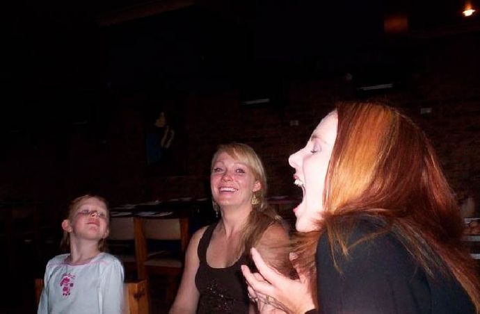 Девушки ловят ртом еду