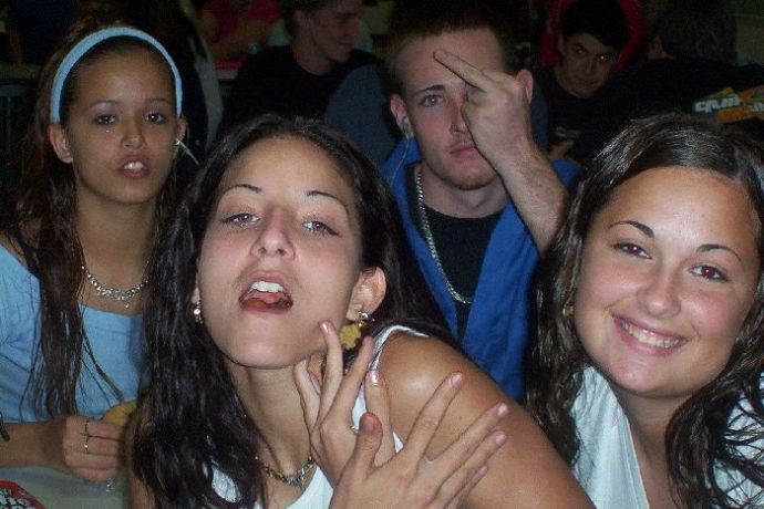 Девушки ловят ртом еду