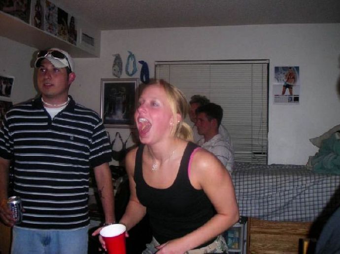 Девушки ловят ртом еду