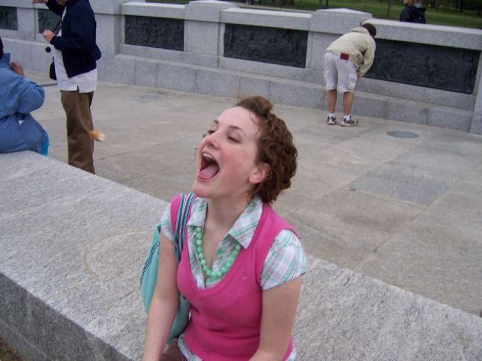 Девушки ловят ртом еду