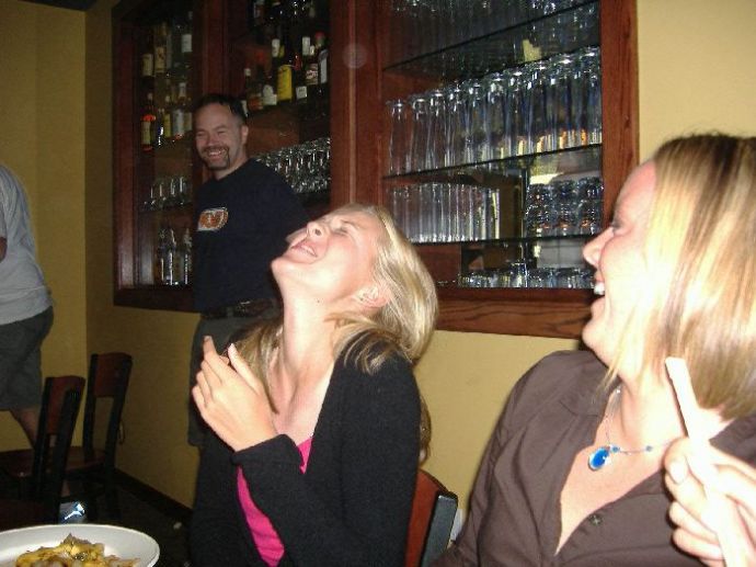 Девушки ловят ртом еду