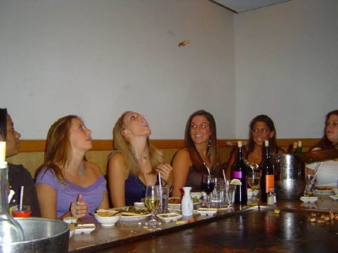 Девушки ловят ртом еду