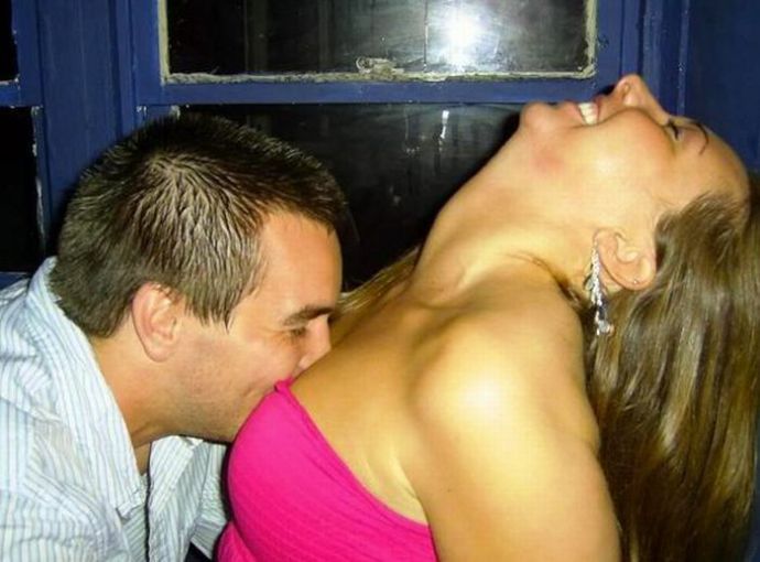 Девушки нюхают дойки