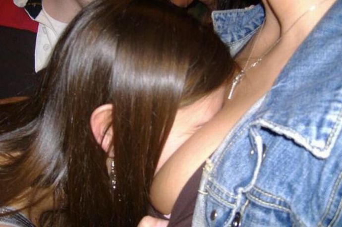 Девушки нюхают дойки