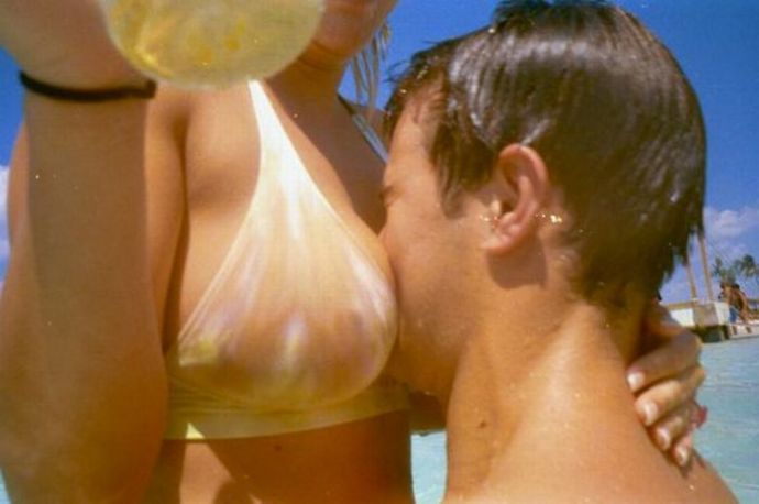 Девушки нюхают дойки