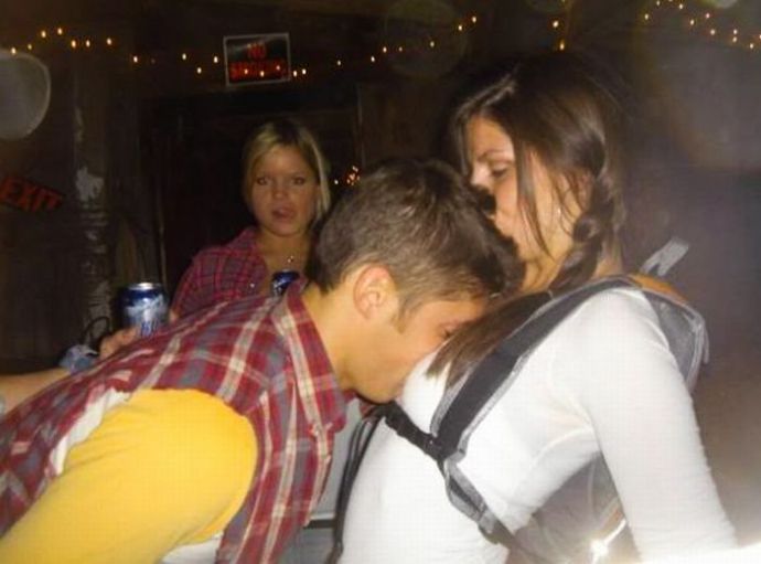 Девушки нюхают дойки