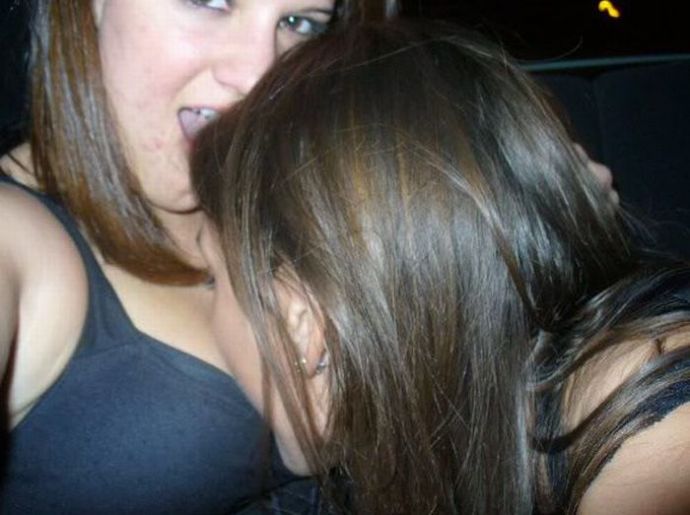 Девушки нюхают дойки