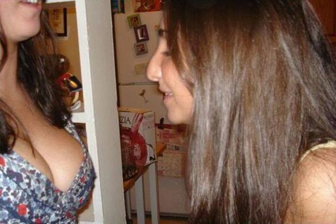 Девушки нюхают дойки