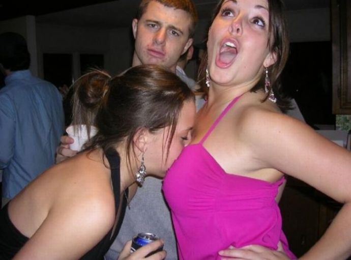 Девушки нюхают дойки