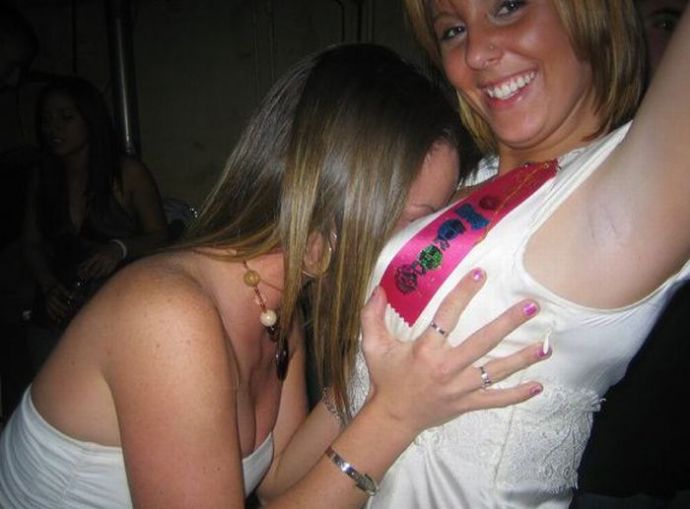 Девушки нюхают дойки