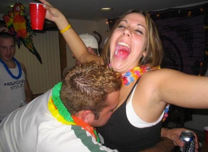 Девушки нюхают дойки