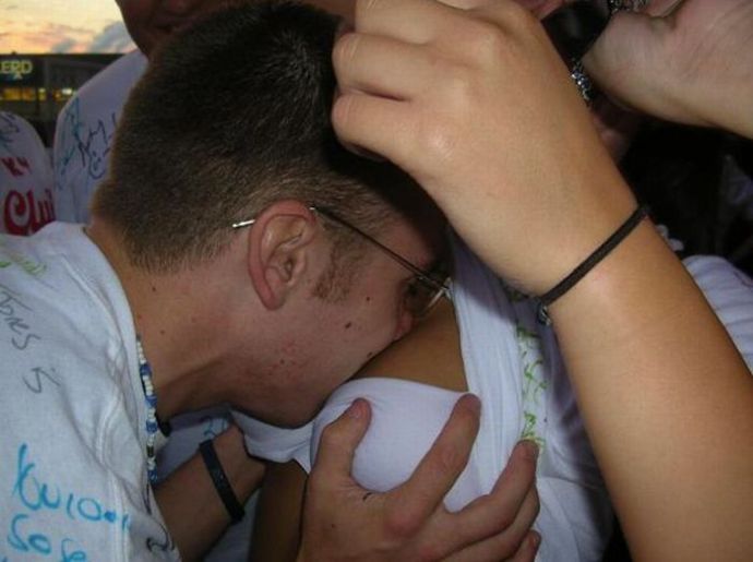 Девушки нюхают дойки