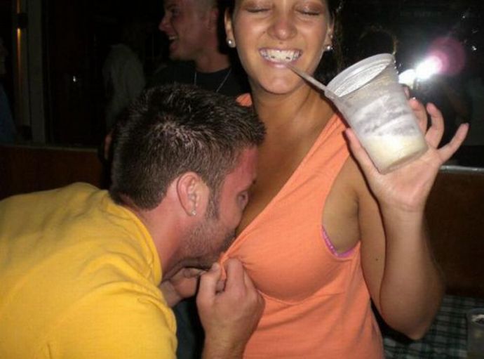 Девушки нюхают дойки