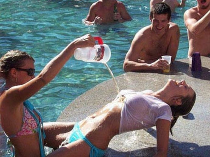 Девушки в мокрых майках