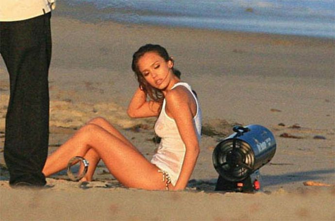 Девушки в мокрых майках