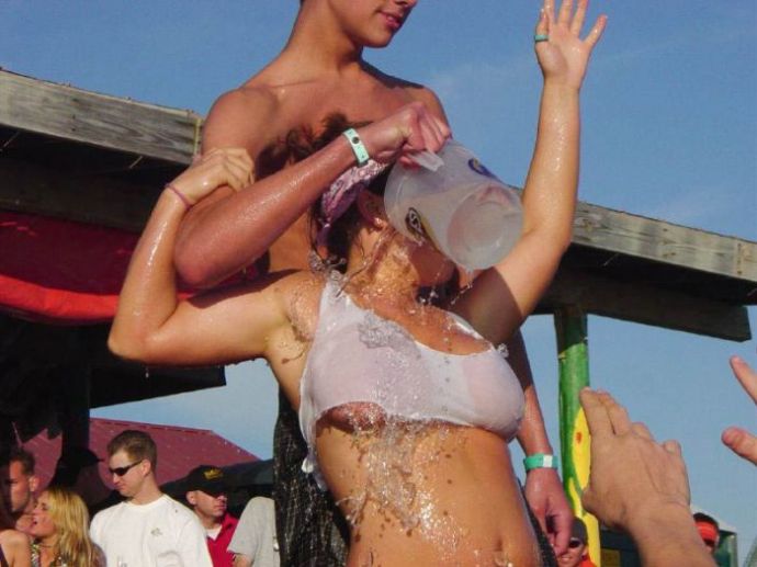 Девушки в мокрых майках