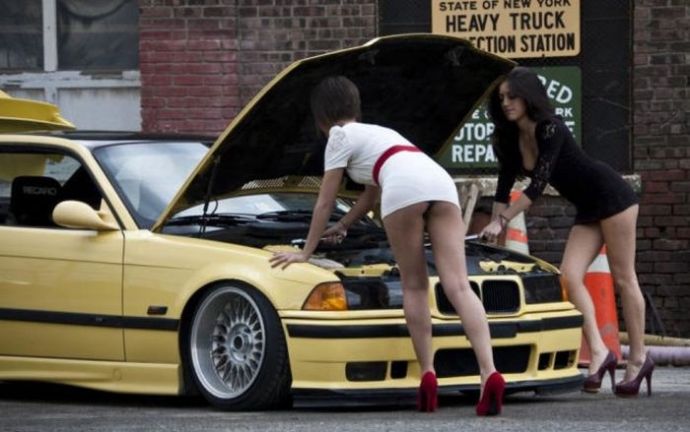 Девушки в сексуальных платьицах