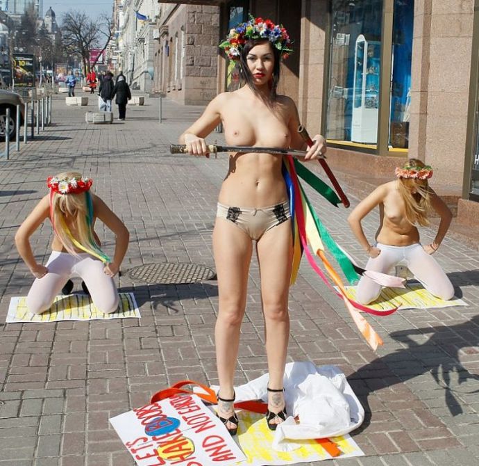 Femen поддержали японцев