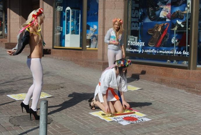 Femen поддержали японцев
