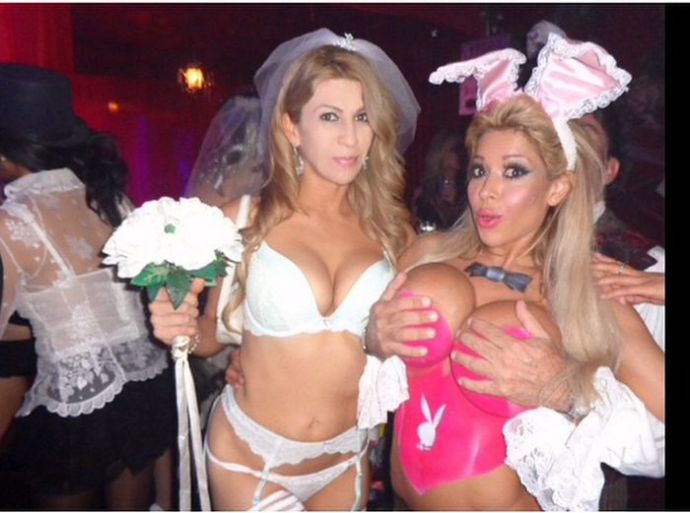 Как веселятся на вечеринке Playboy Halloween Party