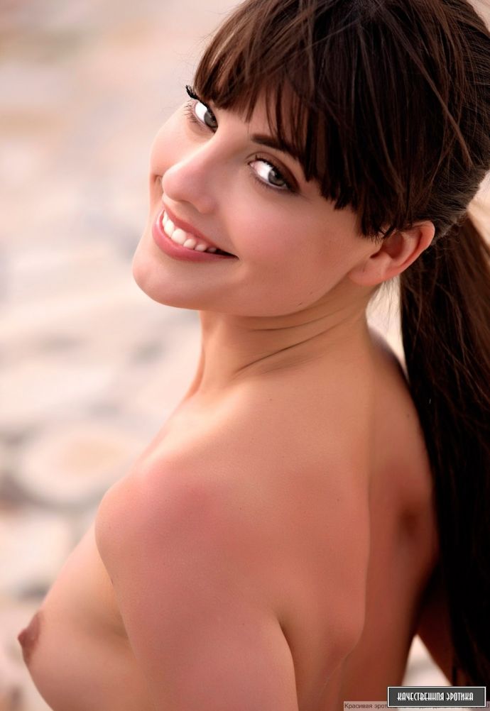 Красивая чипа присела посрать