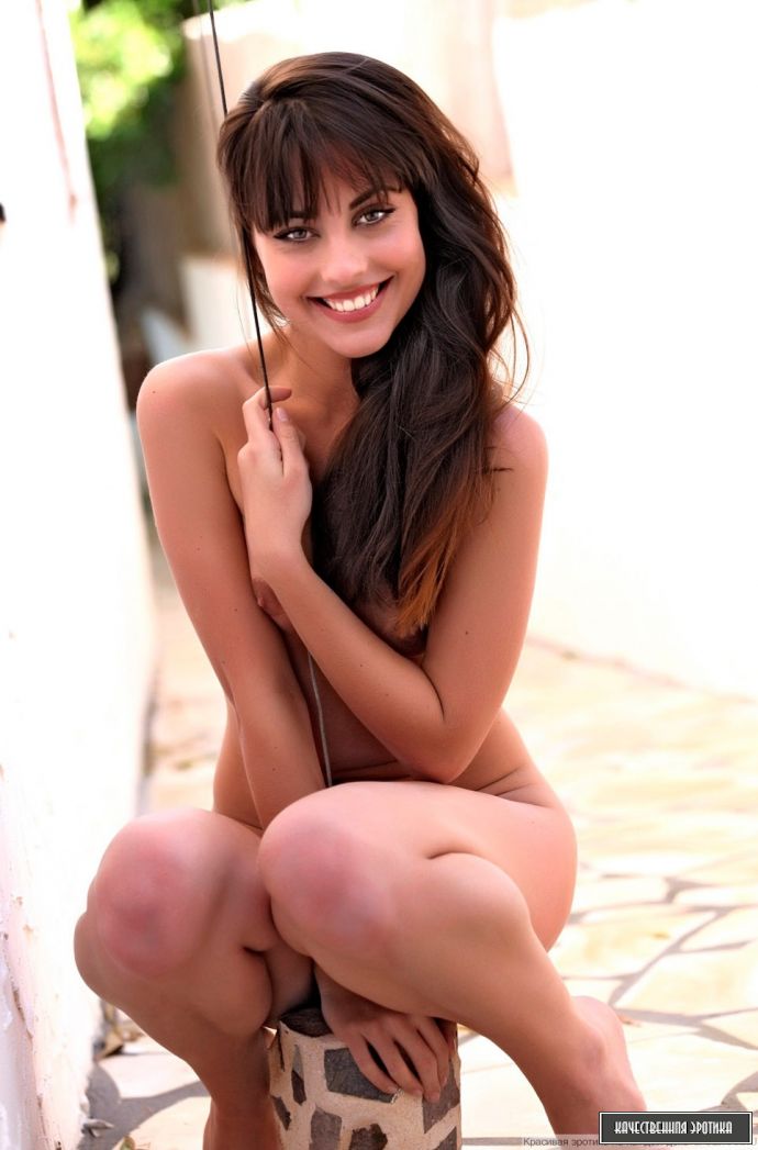 Красивая чипа присела посрать