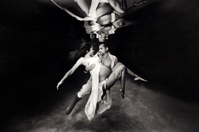 Красивая подводная фотосессия с беременными девушками