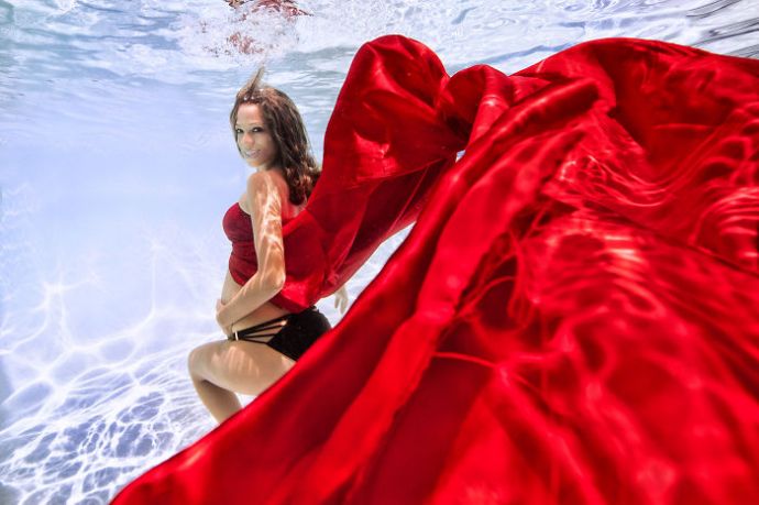 Красивая подводная фотосессия с беременными девушками