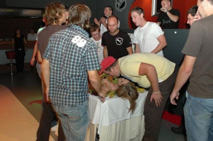 Креативный способ привлечь посетителей в ночной клуб