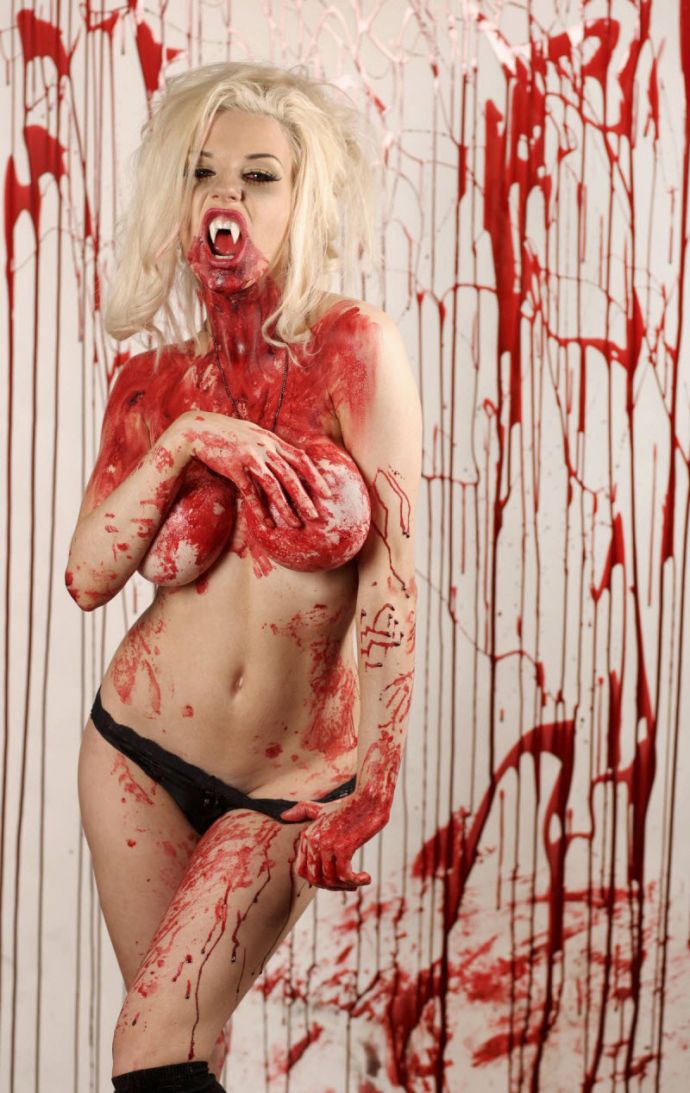 Кровавая фотосессия молодей секс-бомбы (эротика)